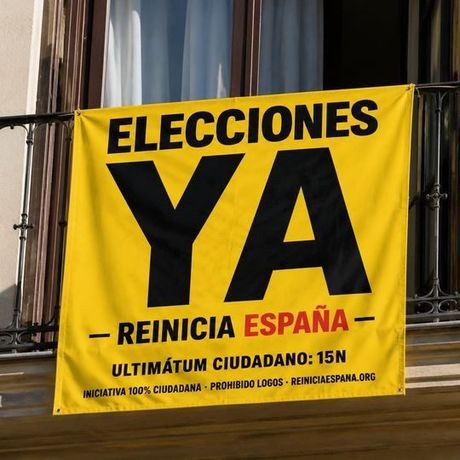 Bandera de Elecciones ya colgada en la barandilla de un balcón