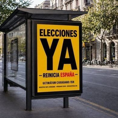 Cartel Elecciones ya en el expositor de una marquesina de autobús en una avenida