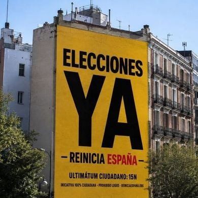 Lona gigante Elecciones ya cubriendo la medianera de un edificio