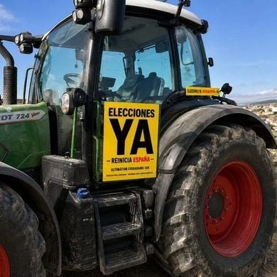 Cartel Elecciones ya en la cabina de un tractor