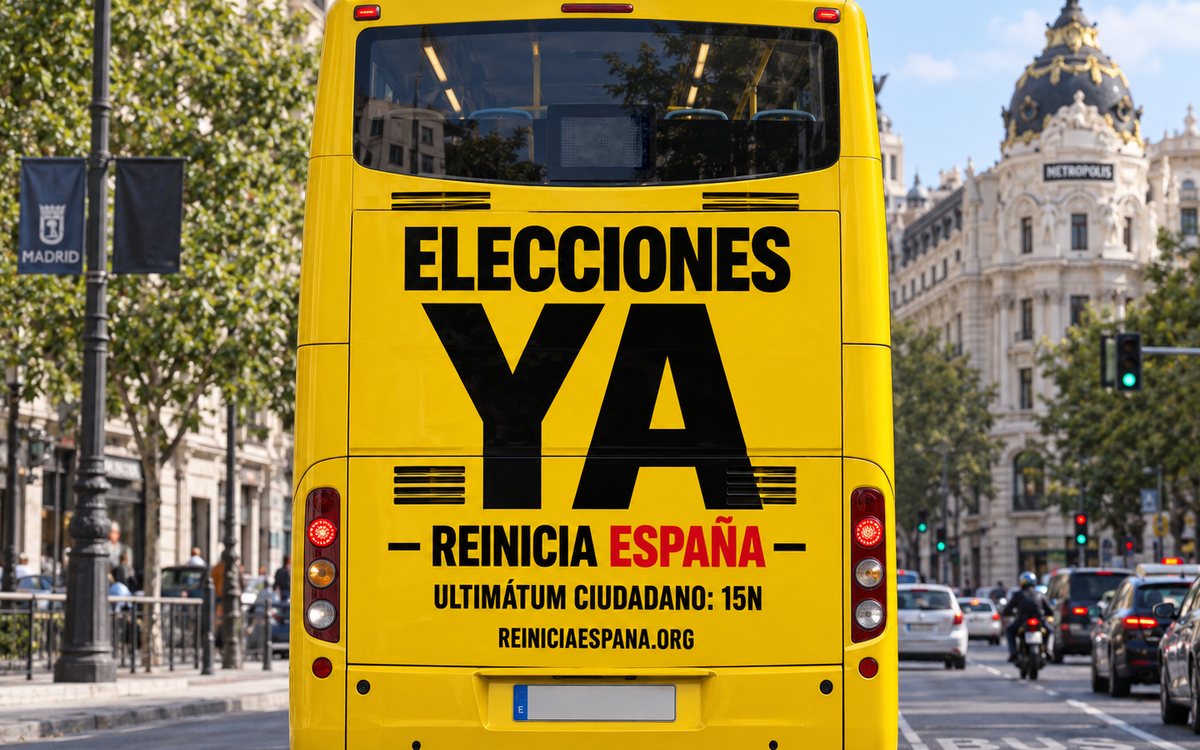 Trasera de un autobús urbano vinilada en amarillo con el cartel de Elecciones ya